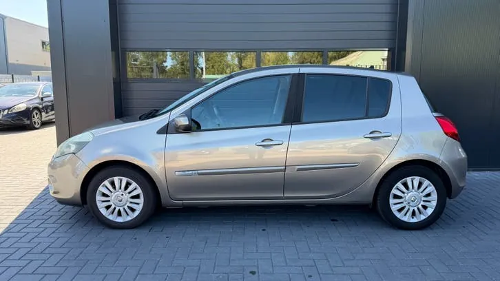 Renault Clio 2010 photo 3