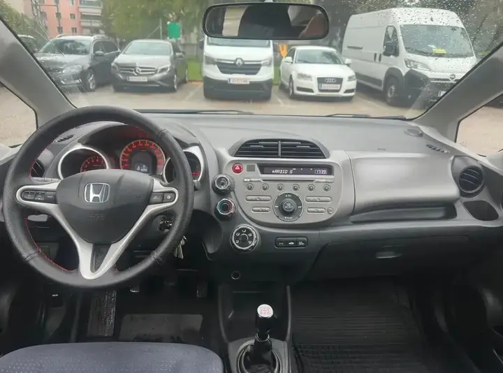 Honda Jazz 2010 photo 3