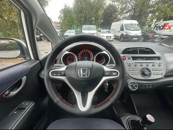 Honda Jazz 2010 photo 2