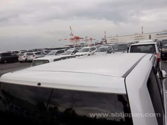 Toyota Noah 2010 photo 2