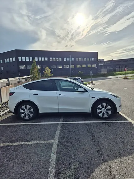 Tesla Model Y 2024 photo 2