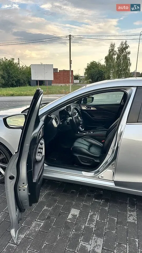Mazda 3 2018 photo 2