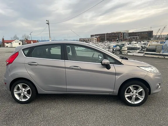 Ford Fiesta 2011 photo 2