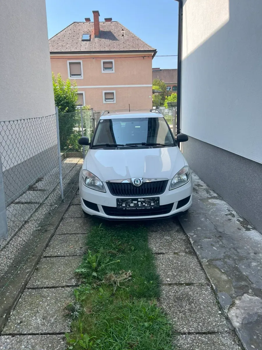 Skoda Fabia 2011 photo 2