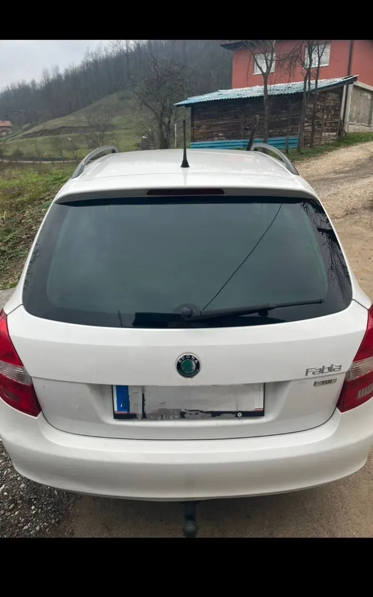 Skoda Fabia 2011 photo 3