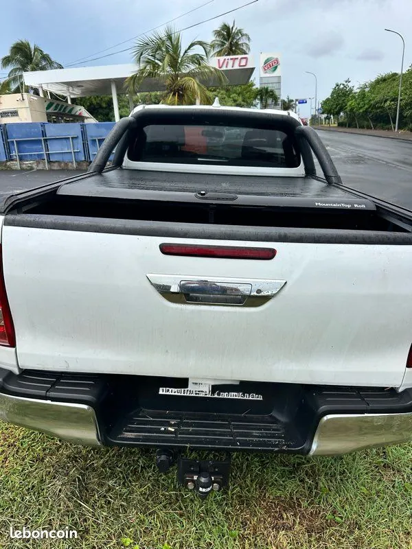 Toyota Hilux 2023 photo 2