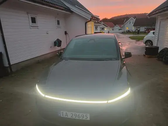 Tesla Model Y 2026 photo 2