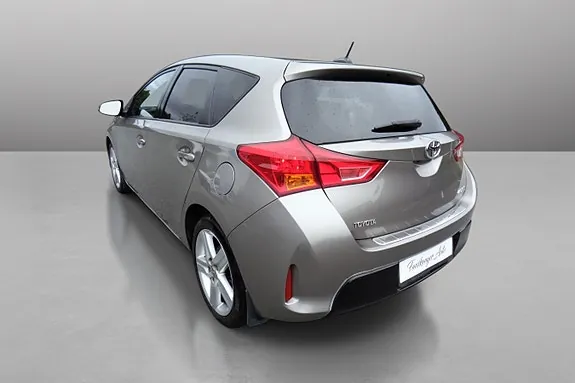 Toyota Auris 2013 photo 3