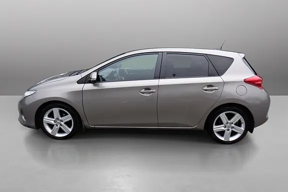 Toyota Auris 2013 photo 2