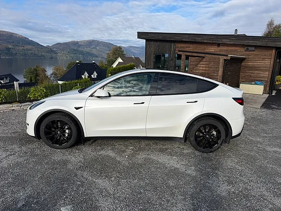 Tesla Model Y 2023 photo 3