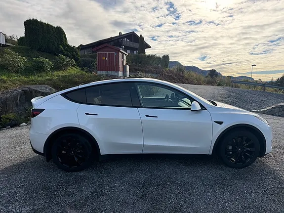 Tesla Model Y 2023 photo 4