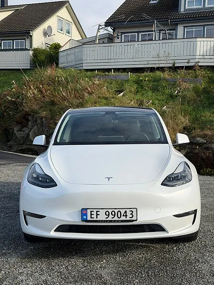 Tesla Model Y 2023 photo 2