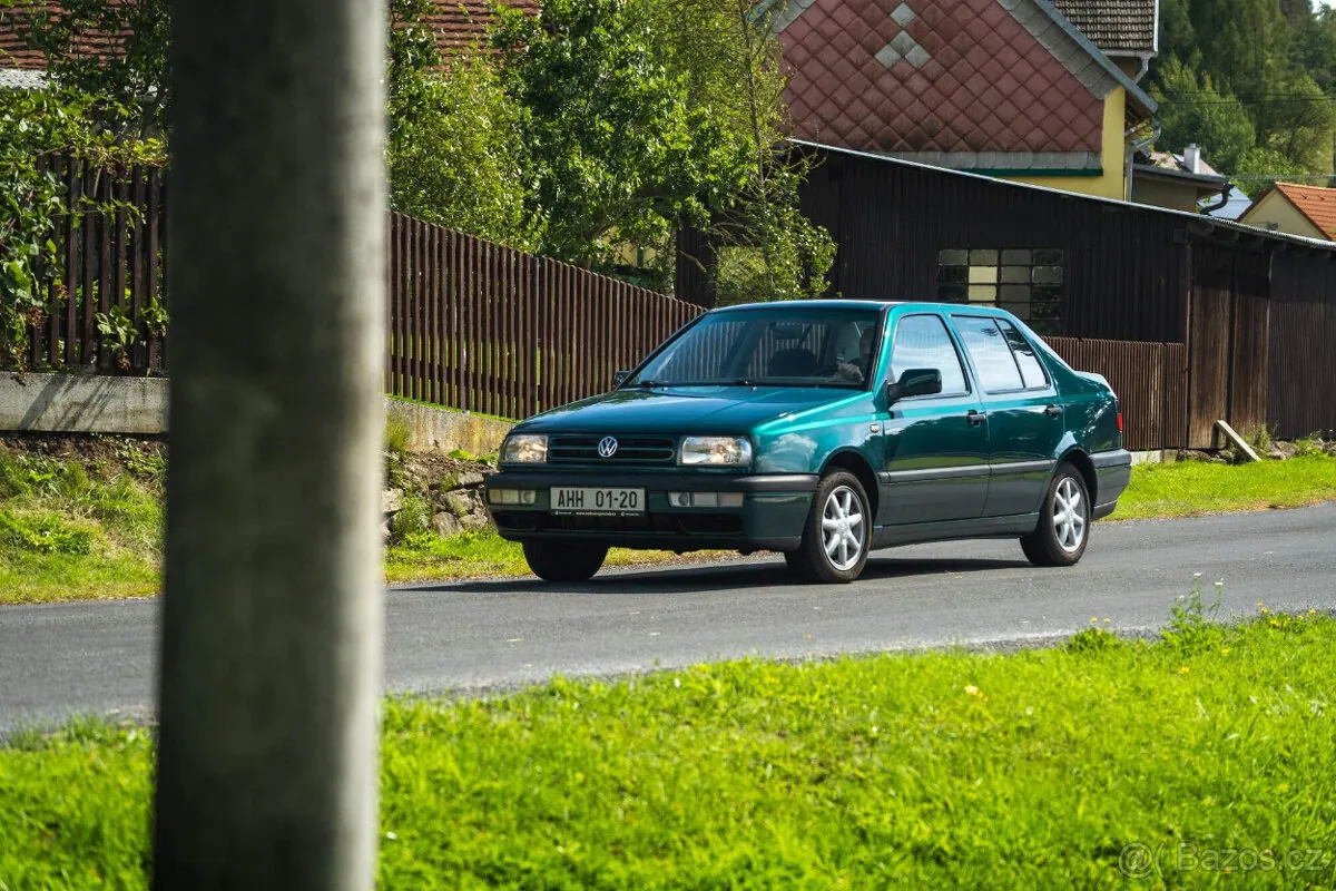 Volkswagen Vento 1996 photo 2
