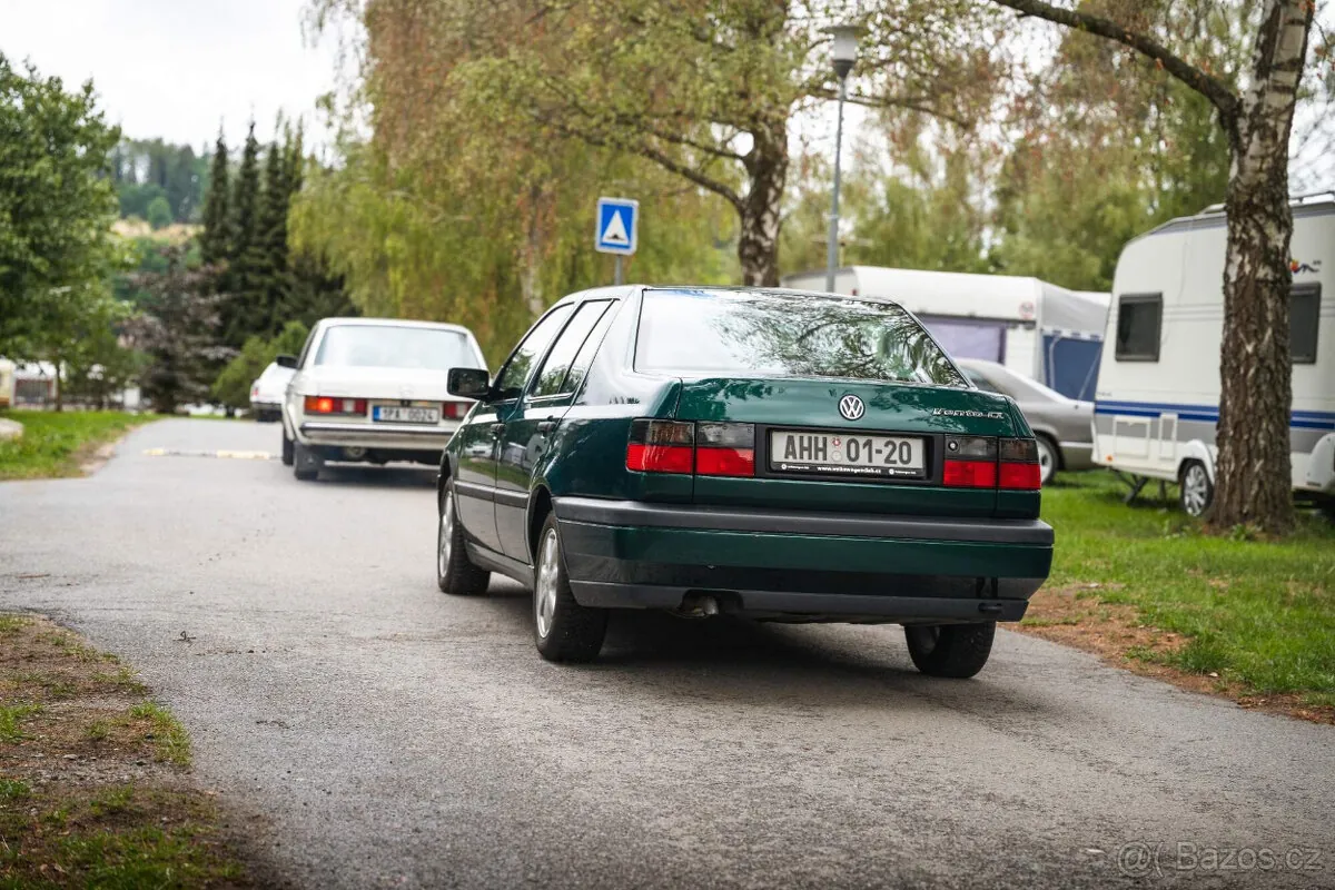 Volkswagen Vento 1996 photo 3