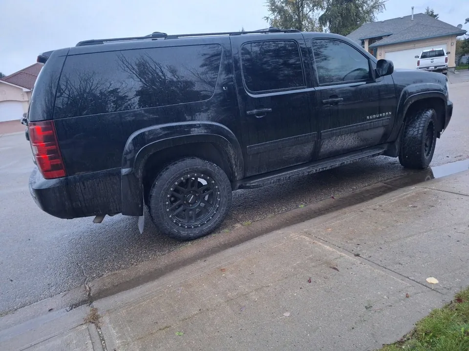 Chevrolet Suburban 2012 photo 5