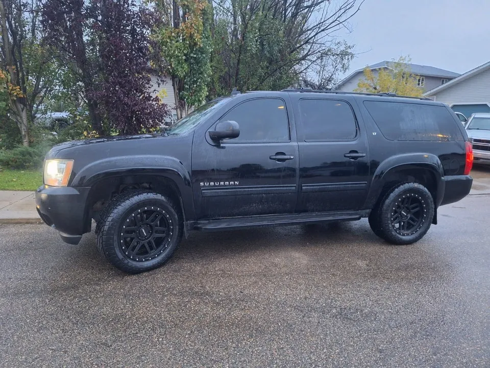 Chevrolet Suburban 2012 photo 3