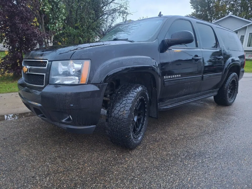 Chevrolet Suburban 2012 photo 2