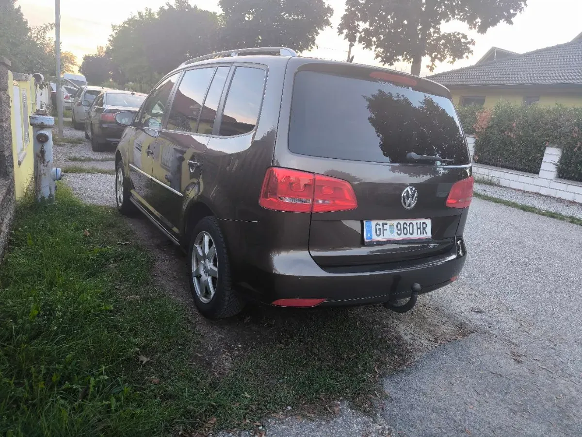 Volkswagen Touran 2011 photo 3