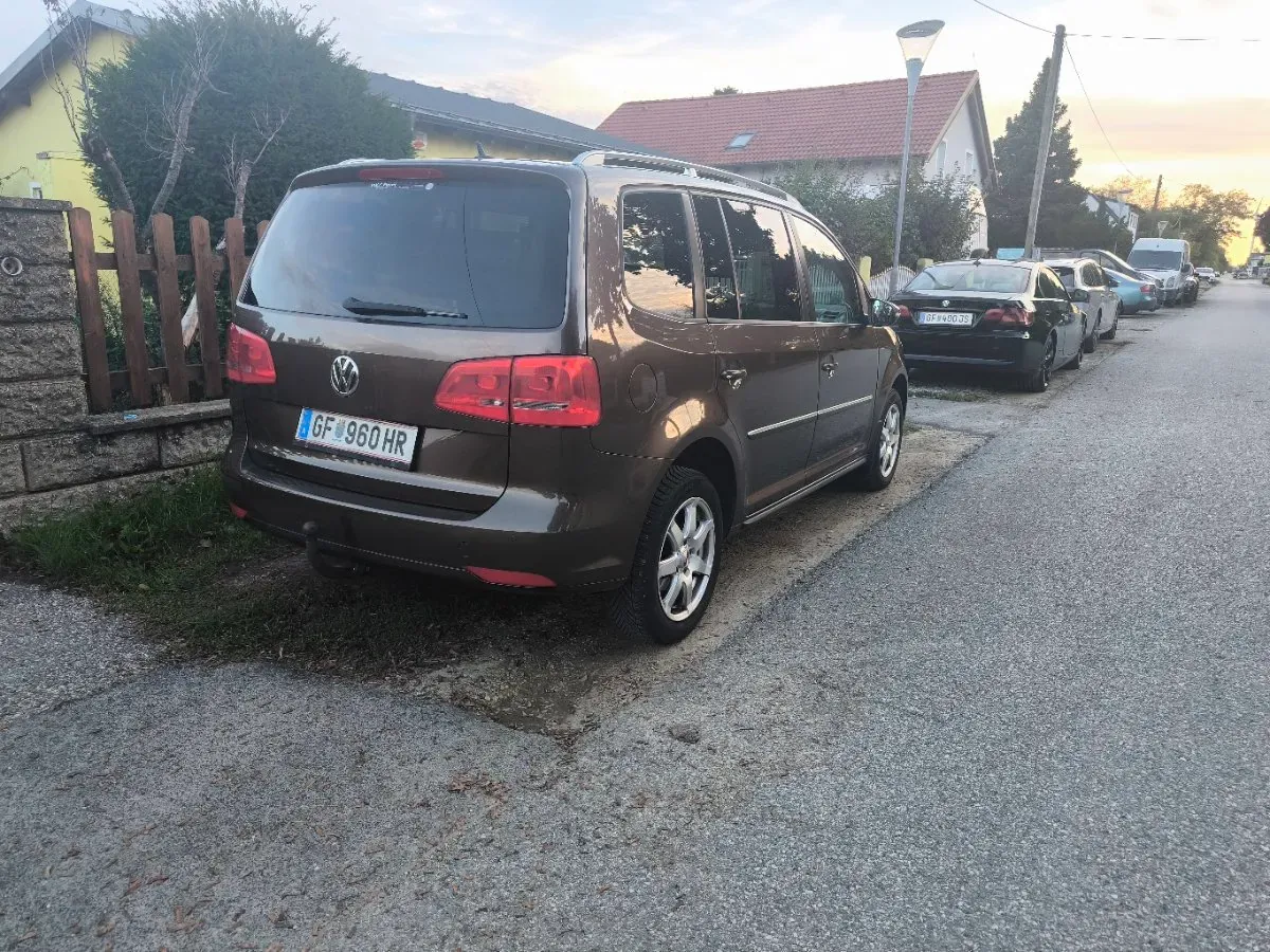 Volkswagen Touran 2011 photo 2