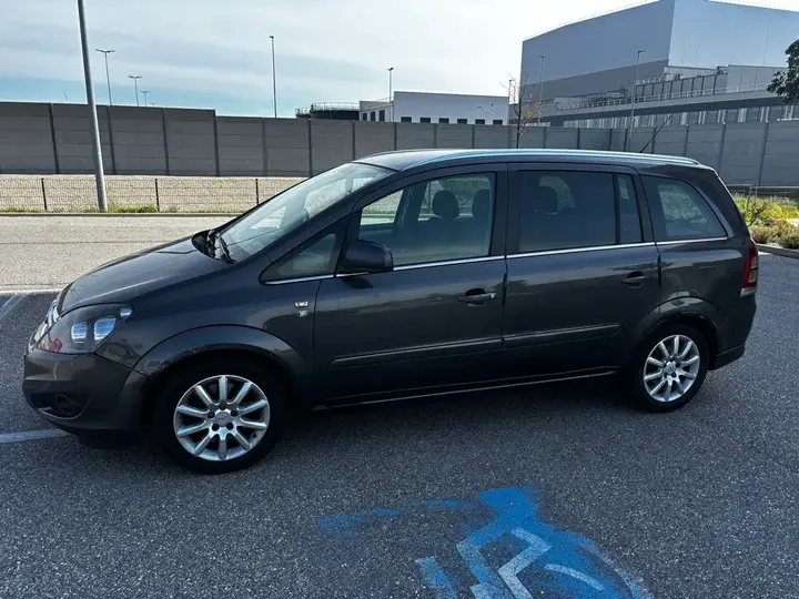Opel Zafira 2010 photo 2