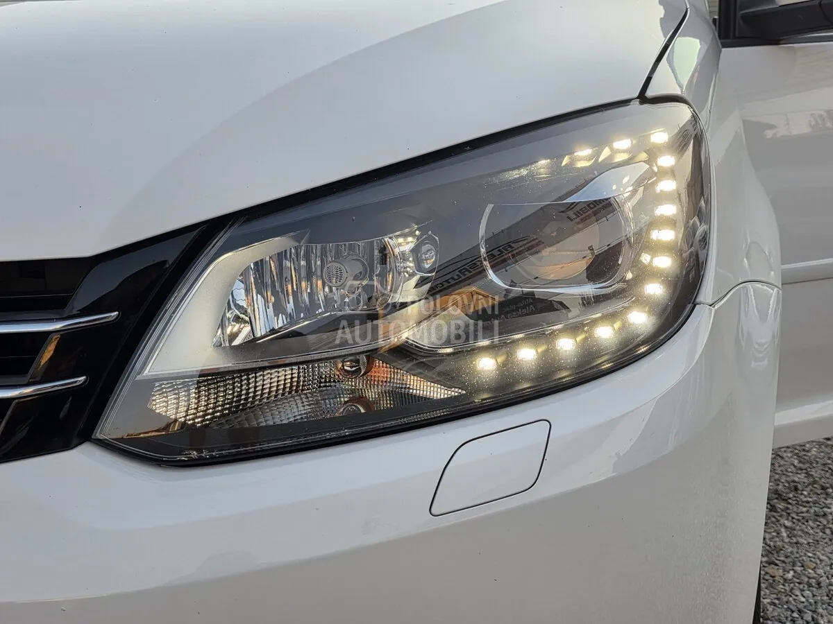Volkswagen Touran 2012 photo 4