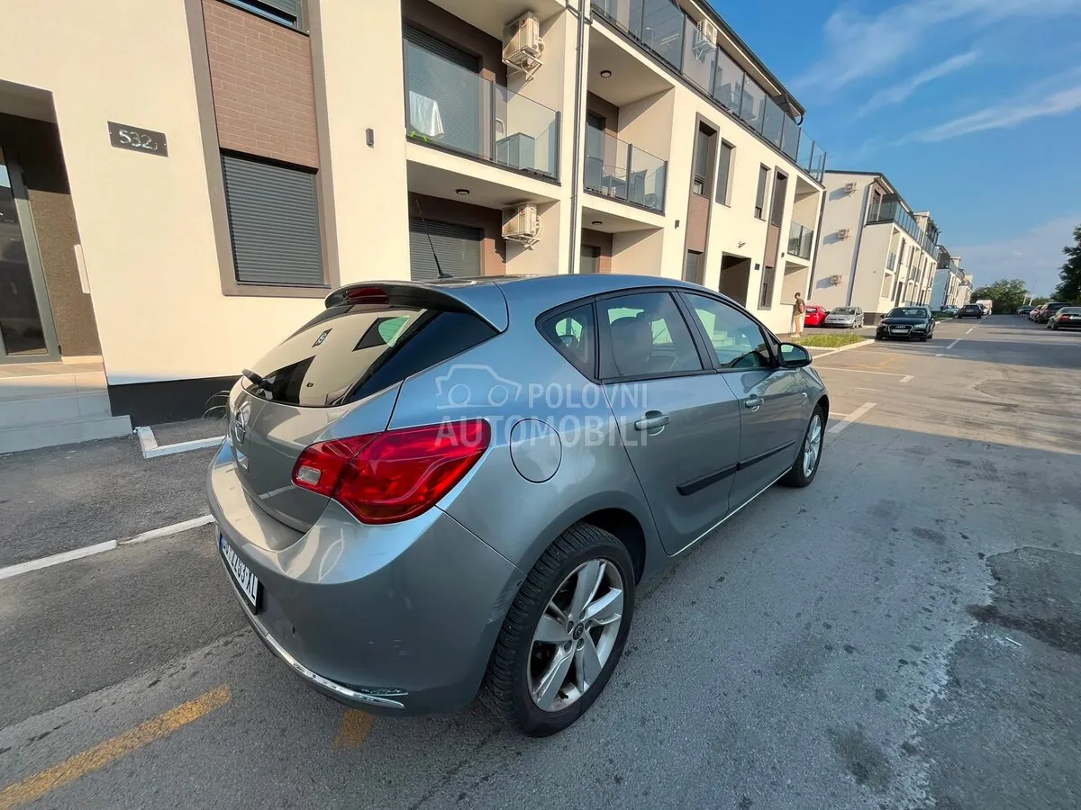 Opel Astra J 2014 photo 2