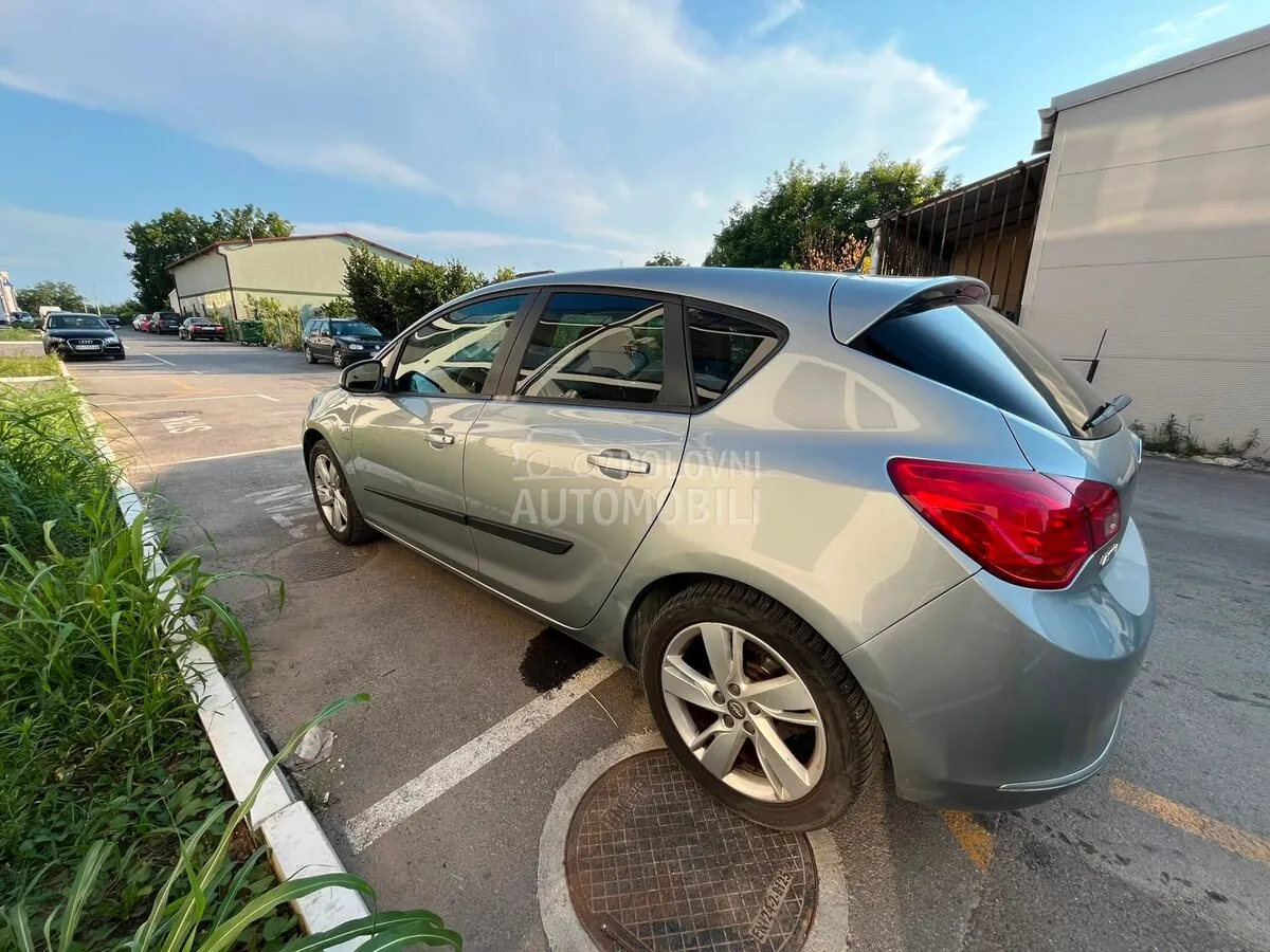Opel Astra J 2014 photo 3