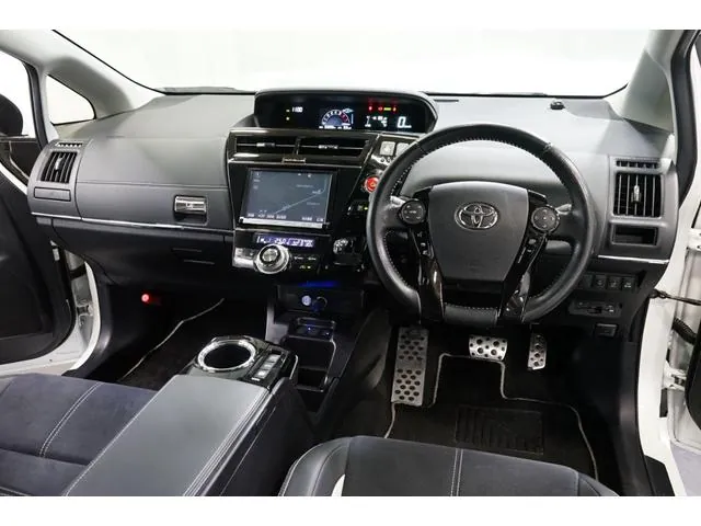 Toyota Prius Alpha 2015 photo 2