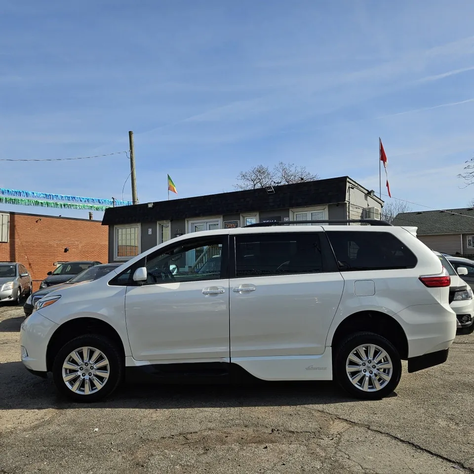 Toyota Sienna 2017 photo 4