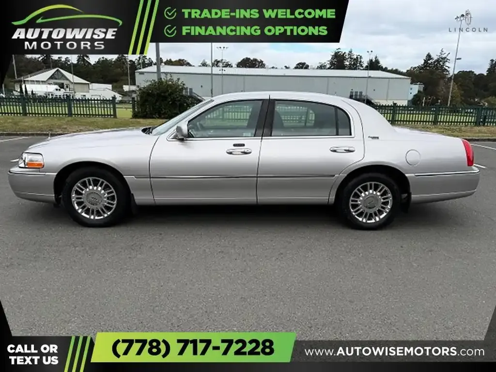 Lincoln Town Car 2011 photo 2