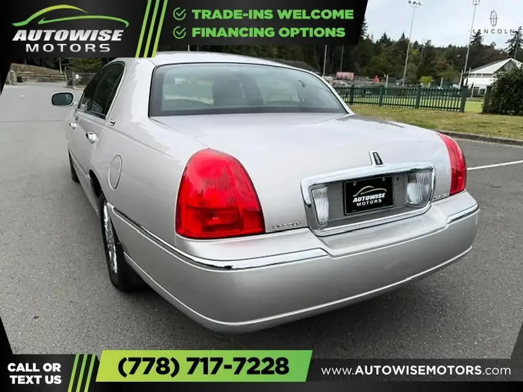 Lincoln Town Car 2011 photo 3