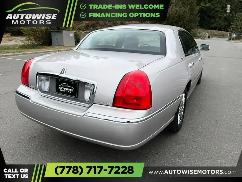 Lincoln Town Car 2011 photo 5