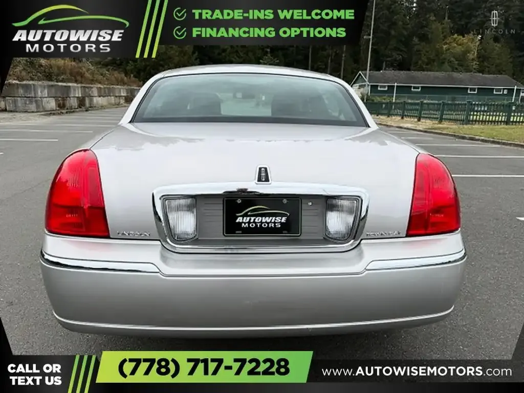 Lincoln Town Car 2011 photo 4