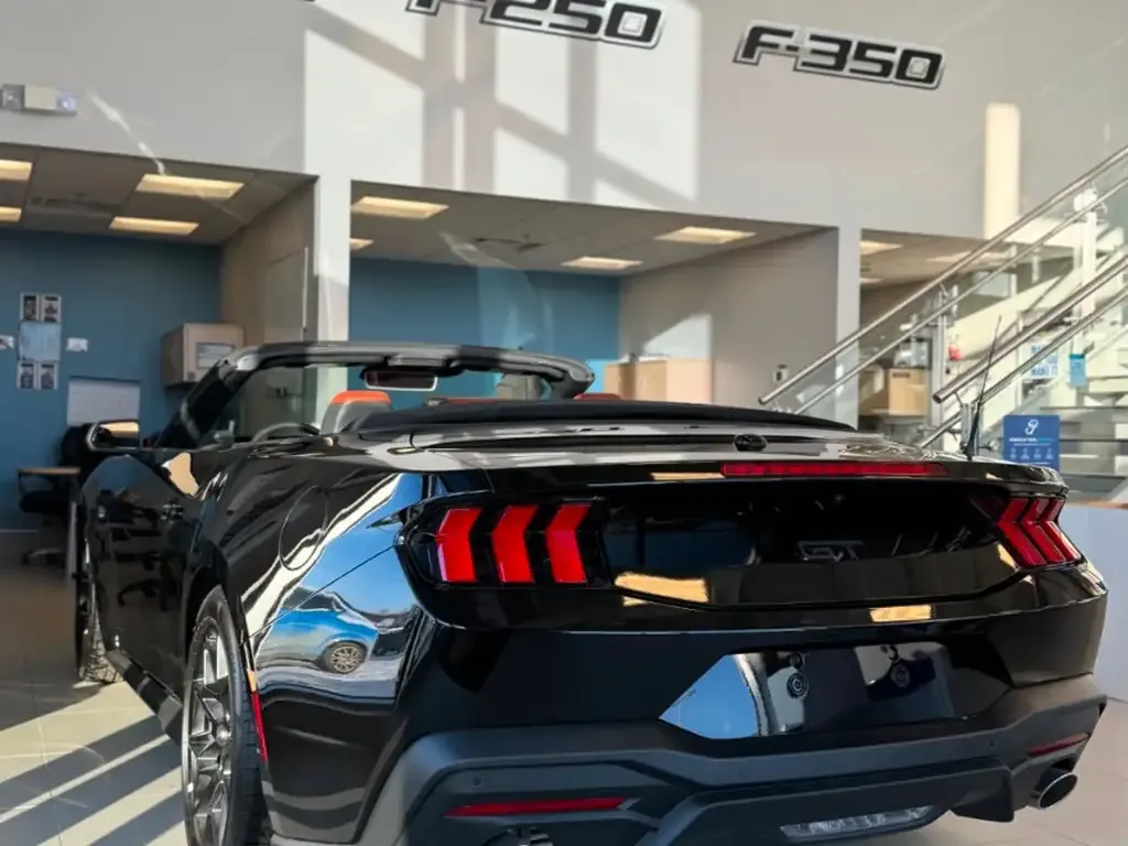 Ford Mustang 2025 photo 2