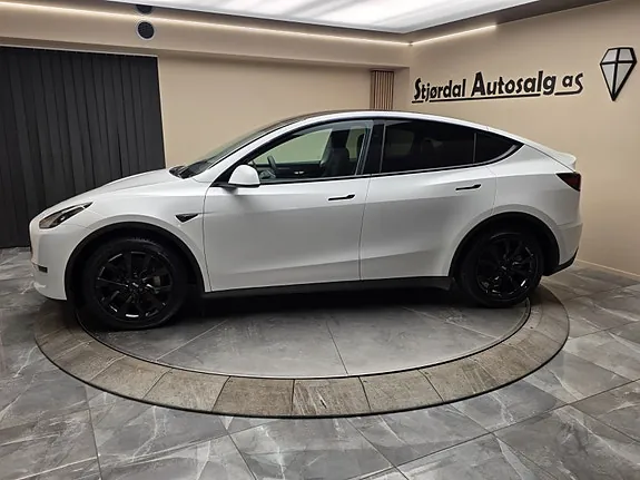 Tesla Model Y 2025 photo 2
