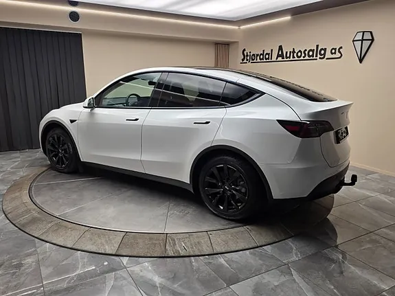 Tesla Model Y 2025 photo 3
