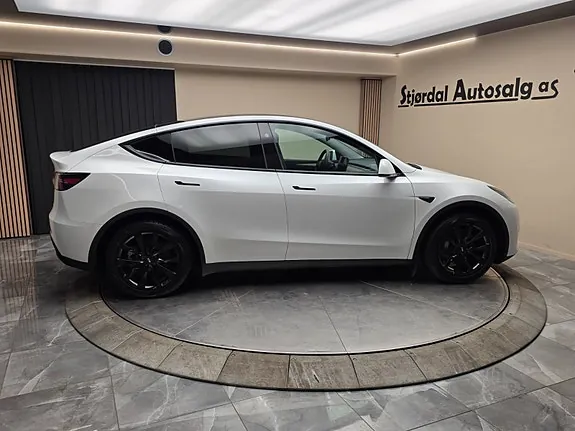 Tesla Model Y 2025 photo 5