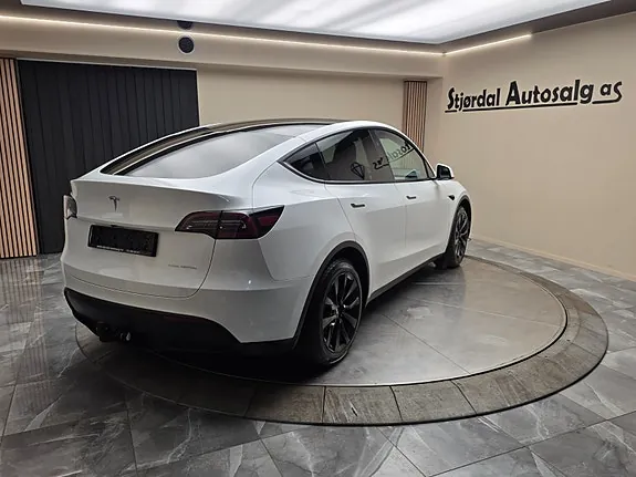 Tesla Model Y 2025 photo 4