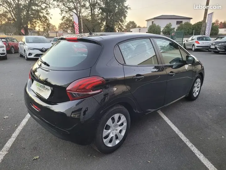 Peugeot 208 2018 photo 3