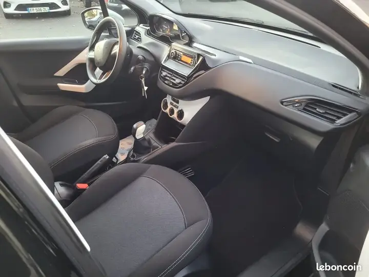 Peugeot 208 2018 photo 2