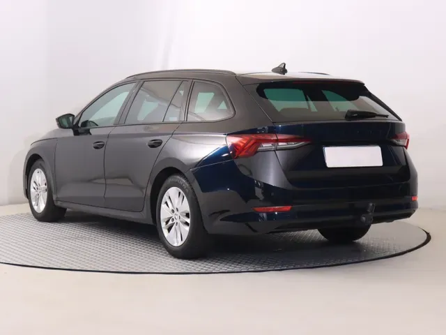 Skoda Octavia Combi 2021 photo 3