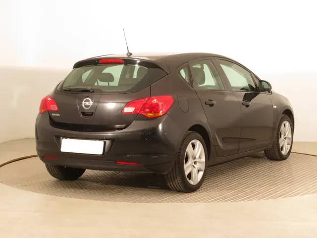 Opel Astra 2012 photo 4