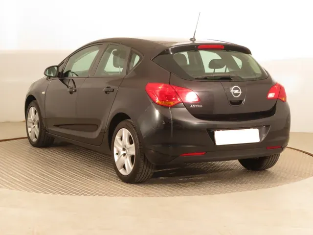 Opel Astra 2012 photo 3