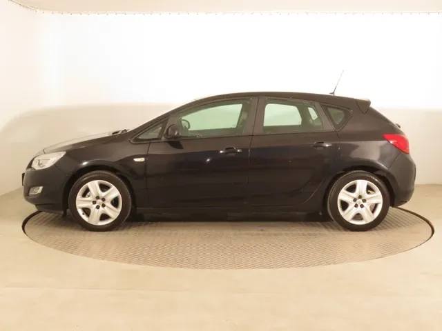 Opel Astra 2012 photo 2