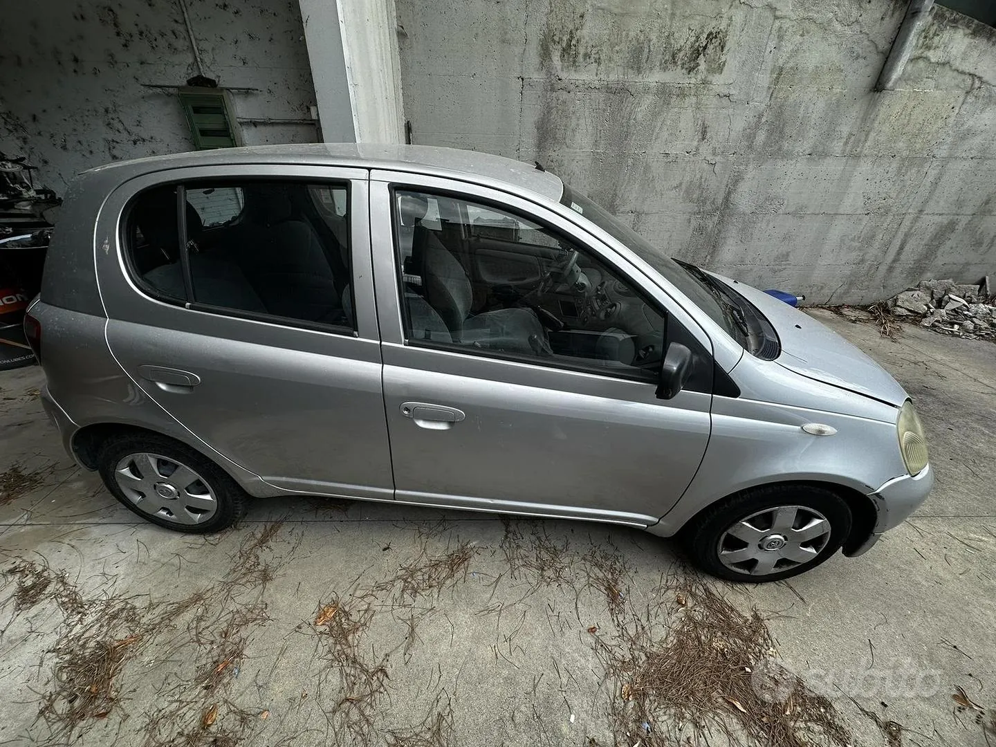 Toyota Yaris 2000 photo 2