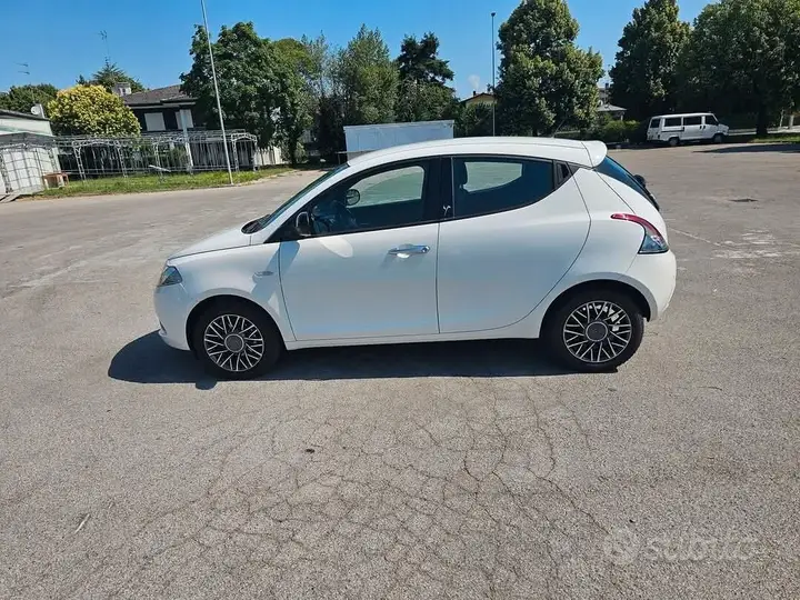 Lancia Ypsilon 2016 photo 2