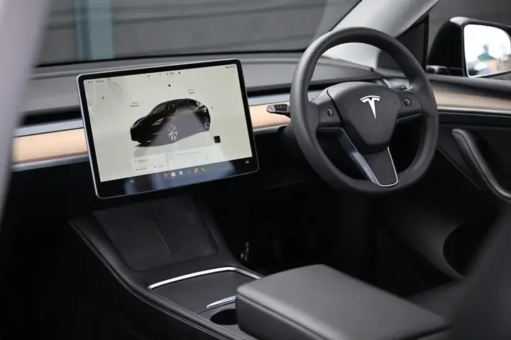 Tesla Model Y 2023 photo 2
