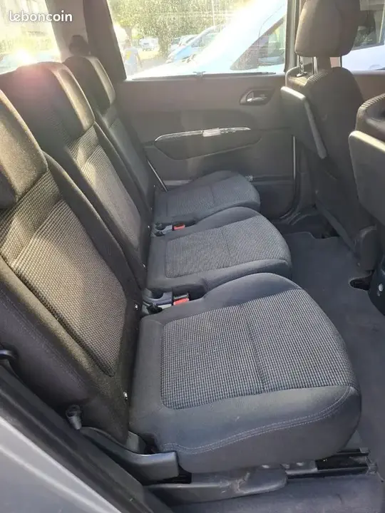 Peugeot 5008 2010 photo 2