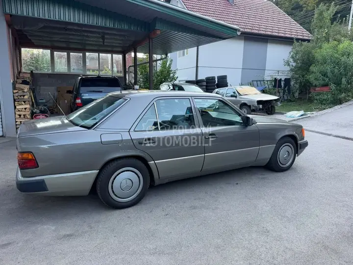 Mercedes-Benz E 250 1990 photo 4