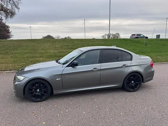 BMW 318D 2011 photo 2